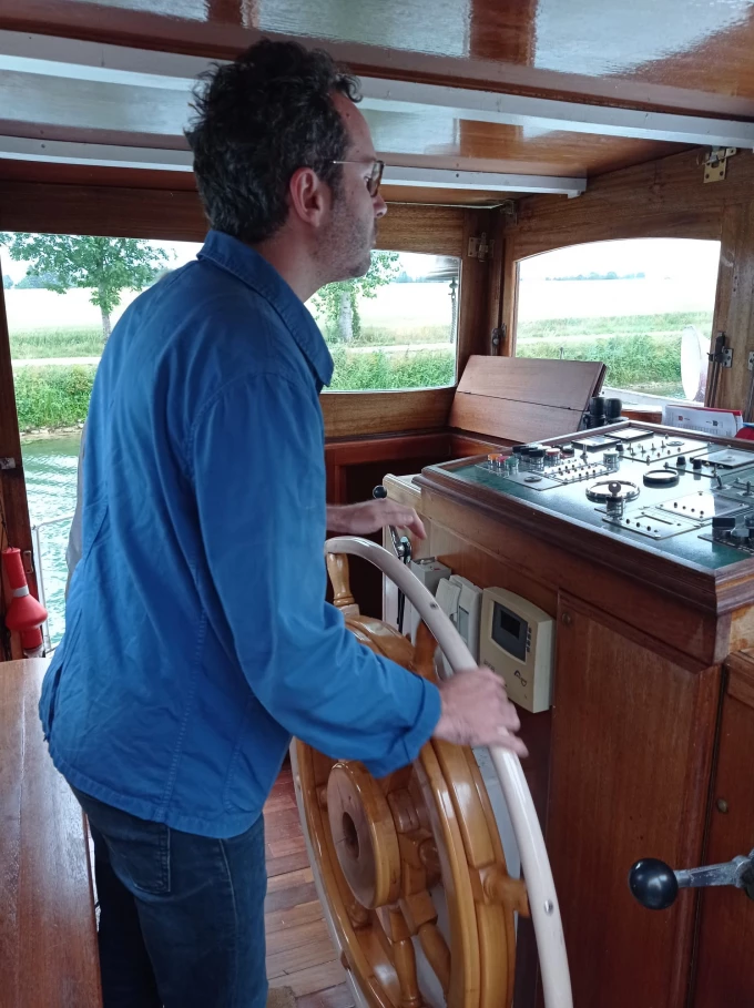 L'auteur Victor Pouchet &agrave; la barre