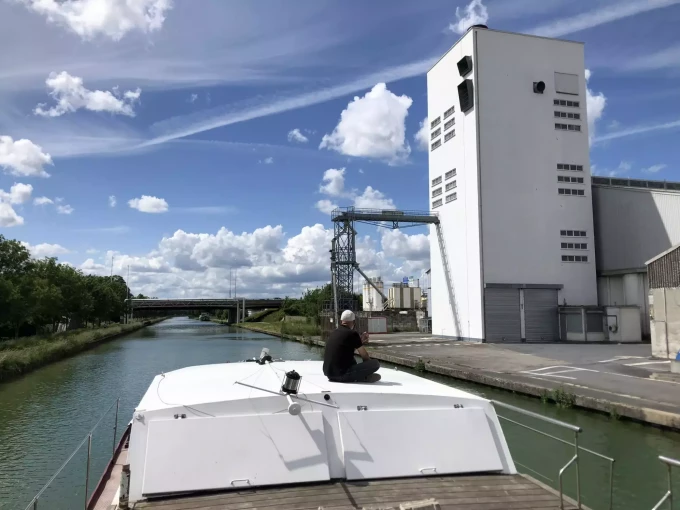 Etienne Davodeau profite du soleil sur le pont