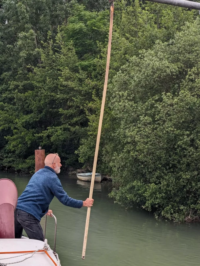Etienne Davodeau tourne la « tirette » pour déclencher l&#039;ouverture de l&#039;écluse