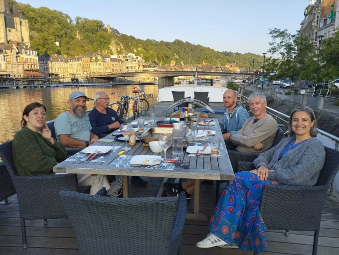 Marie-Hélène, Boris, Albert, David, Jean-Claude et Mariette, à Dinant