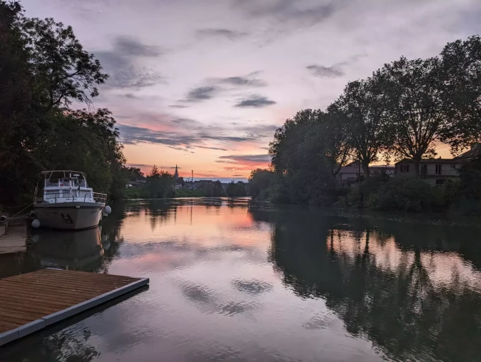 Coucher de soleil sur le port d&#039;Epernay