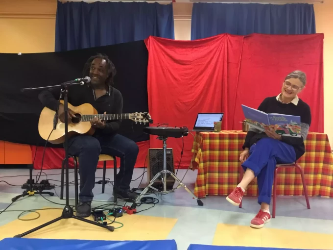 Le musicien Richard Gérard et l&#039;autrice Raphaële Frier, en lecture-musicale