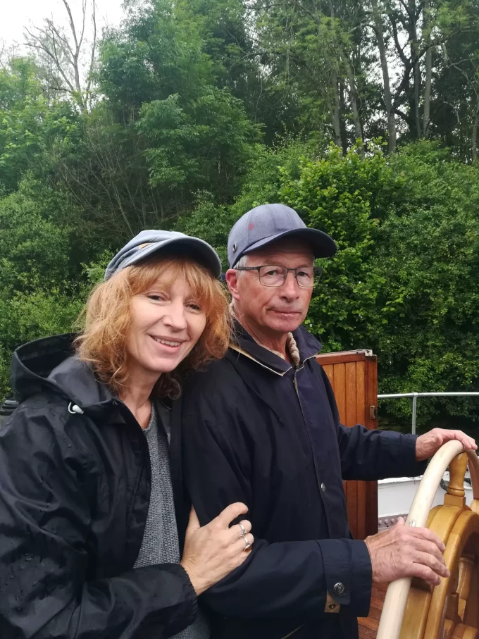 L'&eacute;crivaine Paola Pigani avec le marinier Albert