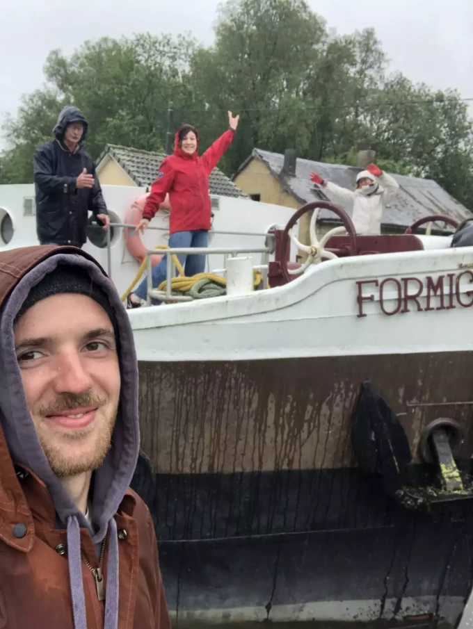 L'&eacute;quipe des Passerelles sous la pluie : David, Albert, Marie-H&eacute;l&egrave;ne et Claire