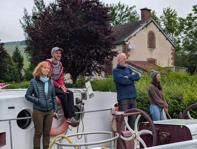 Paola Pigani, David, Etienne Davodeau et Claire à l&#039;avant du bateau
